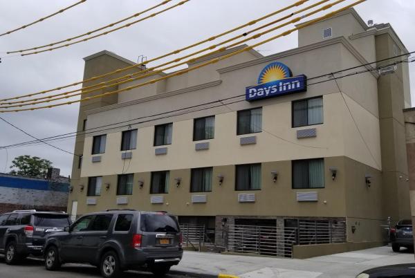 La photo montre l'objet Days Inn by Wyndham Brooklyn Marine Park situé dans la ville de Brooklyn.