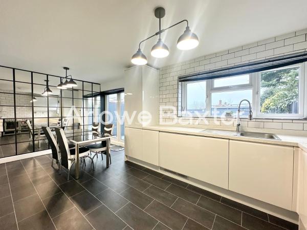 Spacious 4-bedroom Home, Driveway & Garden - Dagenham