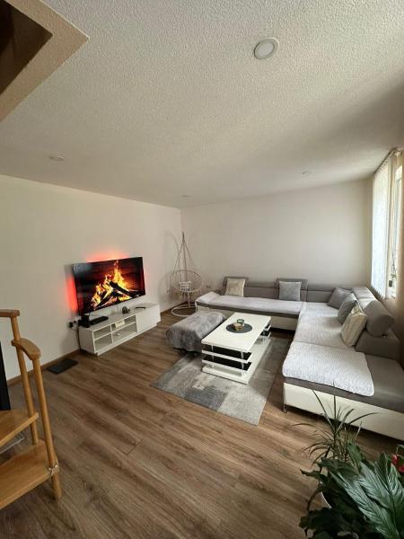 写真にはヤイツェ市にあるApartman Emelaが写っています。