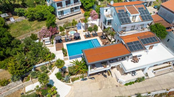 Op de foto is het object Apartments Secret Garden te zien, gelegen in de stad Ulcinj.