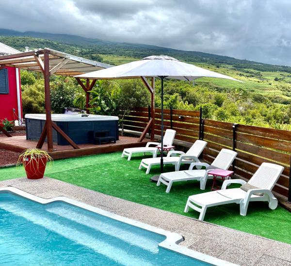 Kuvassa näkyy kohde Villa Le Cyprès classée 4 Etoiles billard, piscine et jacuzzi, joka sijaitsee kaupungissa Langevin.