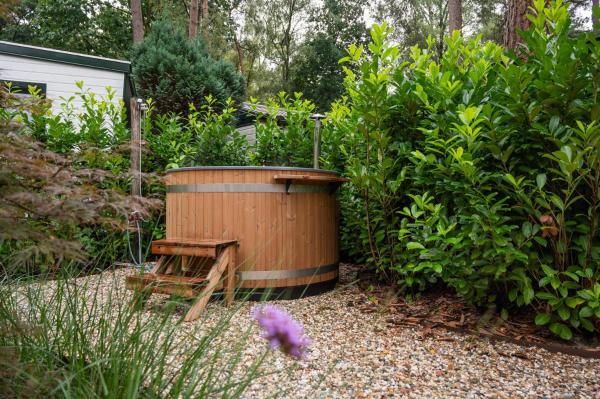 På billedet ses objektet Wild Flower Wellness met privé Sauna en Hottub in prachtige tuin met overkapping beliggende i byen Hoenderloo.