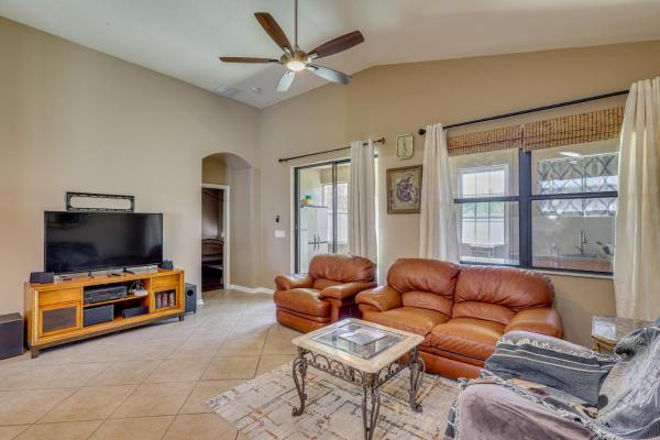 Extended Stay In Tampa Area! Spacious Home W/ Yard - Riverview, FL