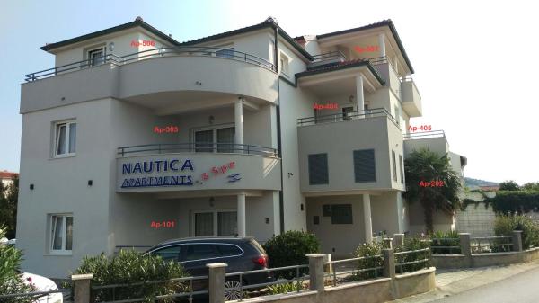 写真にはベティナ市にあるNautica Apartmentsが写っています。
