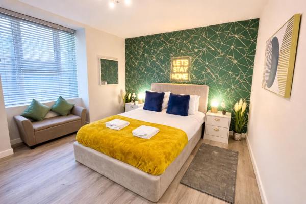 A la foto es mostra l'objecte Spacious One Bedroom Apartment - With Parking and WiFi - Town Centre Location - Gated Access - Walk to Beach! situat a la ciutat de Bournemouth.