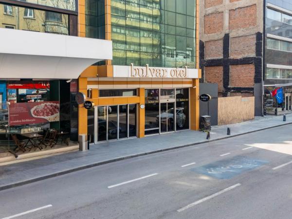 A la foto es mostra l'objecte Bulvar Hotel situat a la ciutat de Esmirna.