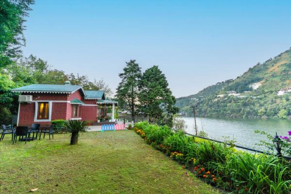 SaffronStays Gardens on the Lake - 2BR pet & elderly-friendly lakefront villa with lawns, bonfire & kitchenette near Nainital, Bhimtal