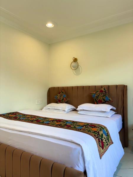 A la foto es mostra l'objecte Hotel Crescent situat a la ciutat de Srinagar.