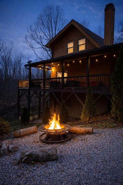 Fox Lake Cabin Retreat! Hot Tub, Games, Fire Pit, Sleeps 8 - United States