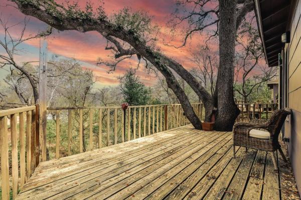 A la foto es mostra l'objecte Historic UT Tree House, Walk to Moody Center situat a la ciutat de Austin.