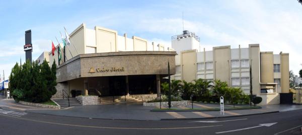 写真にはロンドリーナ市にあるCedro Hotelが写っています。