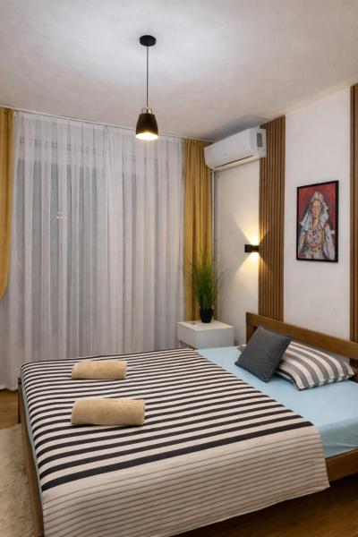 Serana Stays Modern Rooms with Private Bathroom, Free WiFi & Parking, Central Pejë, Pejë