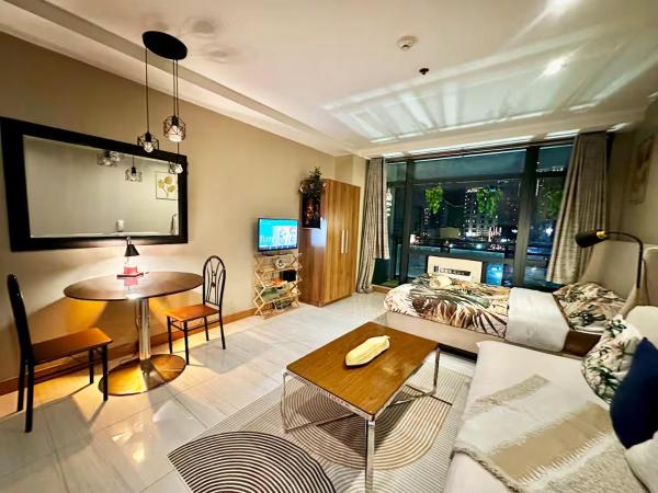 Studio With Balcony At Gramercy With Pool Gym Sauna - Metro Manila
