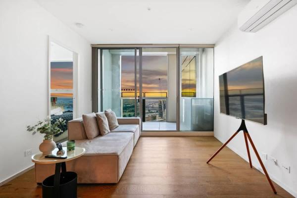 High-floor Docklands Apartment With Pool & Parking - St Albans, Australia