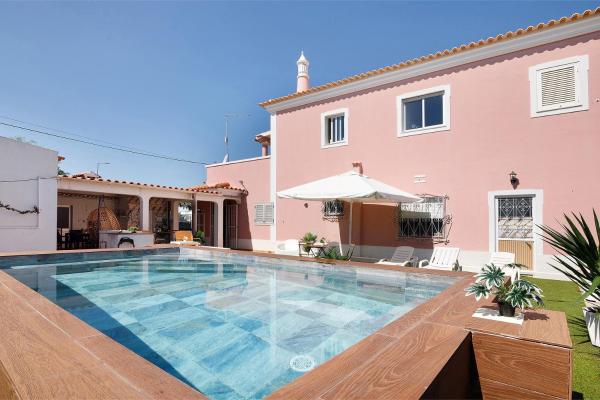 The photo shows the J R Dream house located in the city of Monte do Poço.