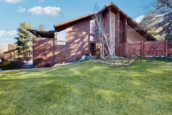 Spacious Split-level Townhome With Private Hot Tub & Game Room -Close To Canyons - Sandy, UT