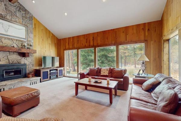 Spacious Dog-friendly Home With Private Hot Tub Deck Basketball Court & Wifi - Sisters, OR