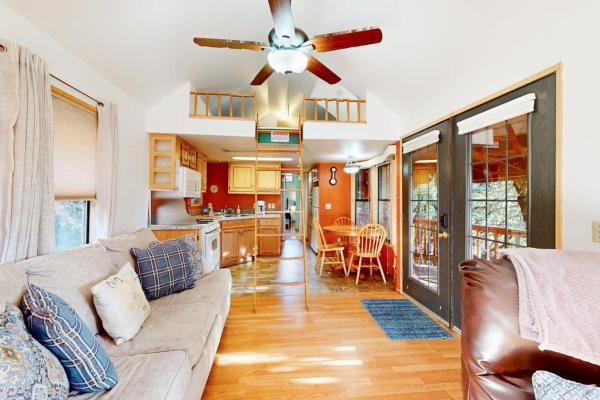 Peaceful Dog-friendly Cabin On The Coast With Great Deck Views - Brookings, OR