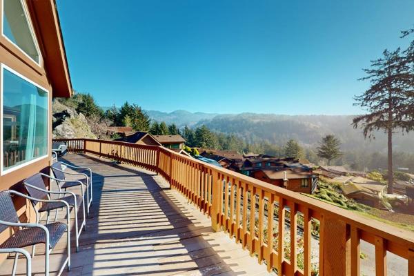Gorgeous Dog-friendly Coastal Escape With Private Hot Tub Patio & Amazing Views - Brookings, OR