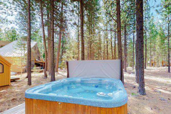 Placid Dog-friendly Home With Gym Tennis Court Firepit Sauna Pool & Hot Tub - Sisters, OR