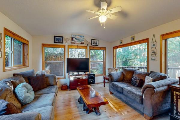 Beautiful Coastal Cabin With Private Hot Tub Gas Grill & Scenic Deck Space - Brookings, OR