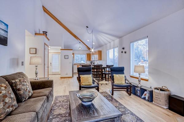 Spacious Getaway Near Town With Private Hot Tub Pool Access And Fast Wifi - Eagle Crest