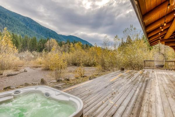 Mountain View Dog-friendly Cabin With Fireplace Washer&dryer Grill & Hot Tub - Lost Lake, OR