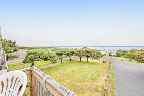 Whimsical Oceanview Home With Private Hot Tub & Nearby Beach Access - Dogs Ok - Waldport, OR