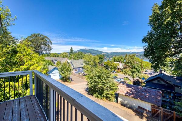Spacious Downtown Craftsman With Private Hot Tub & River Views - Hood River, OR