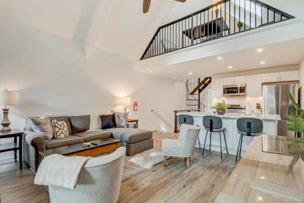 Hospitable Condo With Wood-burning Fireplace Washer&dryer Deck & Balcony - Incline Village, NV
