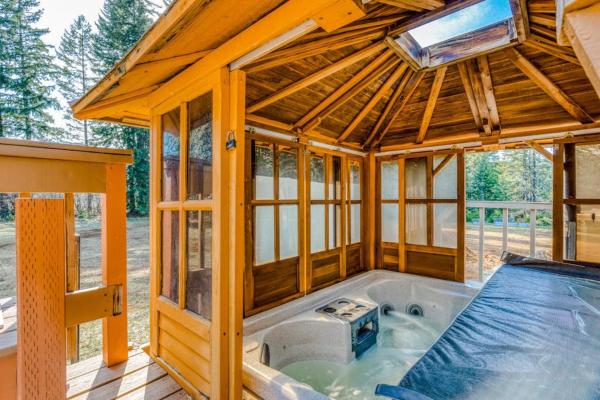 Spacious Two-story Home Withprivate Hot Tub Free Wifi & Game Room - Dogs Ok - 마운트 후드