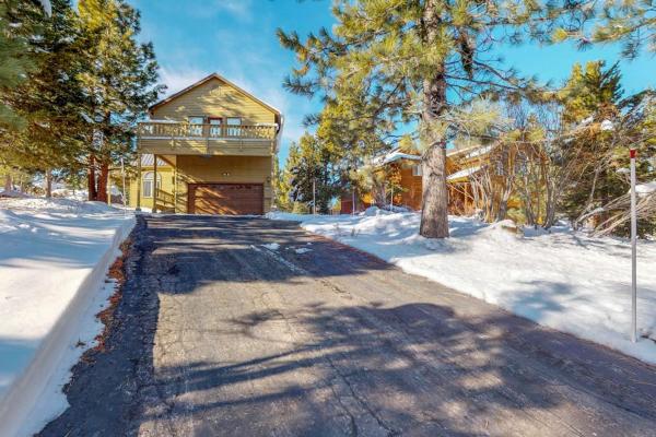 Spacious Home Near Resorts - Access To Shared Pool Hot Tub & Sauna - Truckee, CA
