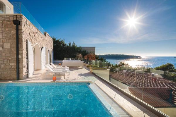Na fotografii je vidět objekt Luxury Villa Primosten Glamour near beach with pool and sauna nacházející se ve městě Primošten.
