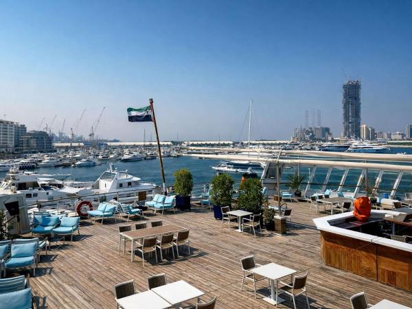 Na fotografii je vidět objekt Queen Elizabeth 2 Hotel nacházející se ve městě Dubaj.