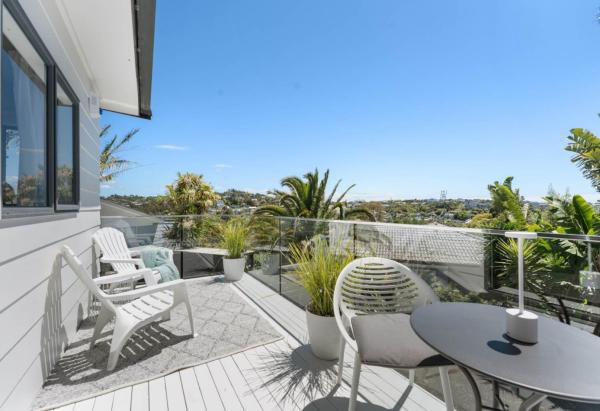Stylish Coastal Home With Panoramic Views And Private Balcony - Riverhead