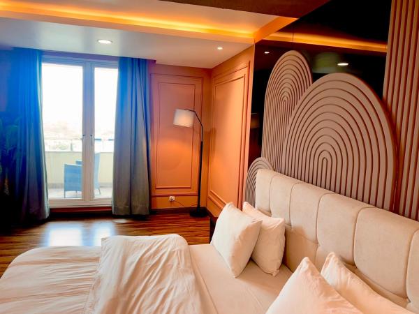 2bhk Sukoon Retreat At Gold Crest Mall With Balcony - Lahore