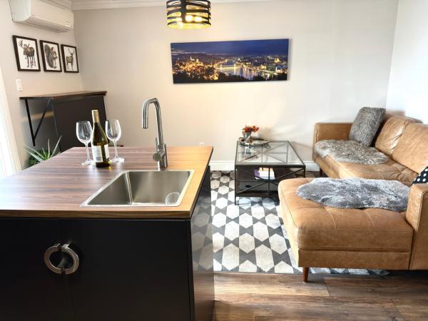 Modern Heritage Oasis With Beautiful Tay Basin View - Perth, ON, Canada