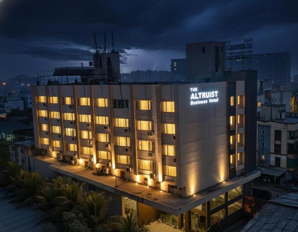 A la foto es mostra l'objecte The Altruist Wagholi Hotel situat a la ciutat de Wagholi.
