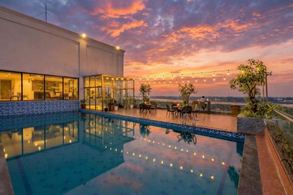 A la foto es mostra l'objecte Aaron Riverview Hotel situat a la ciutat de Vientiane.