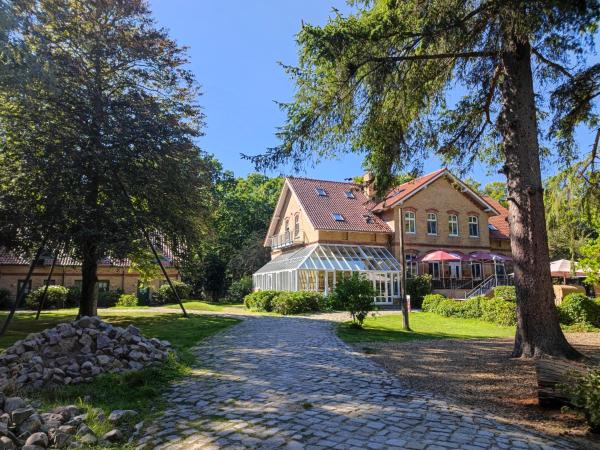 Nella foto è visibile l'oggetto Hotel Schlösschen Sundische Wiese Zingst situato nella città di Zingst.