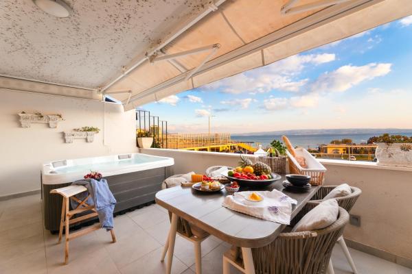 照片显示了位于Split市的VELEBIS SUPERIOR APARTMENT - luxurious one-room apartment with jacuzzi - prestigious location by the sea in the new city center of Žnjan - panoramic view of the sea and islands - free garage parking物件。
