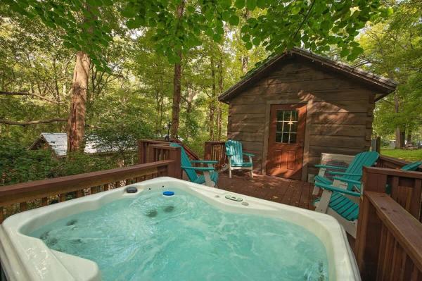 A la foto es mostra l'objecte Apollonie Cabin Lookout Mountain Hot Tub situat a la ciutat de Chattanooga.