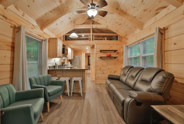 Na zdjęciu widoczny jest obiekt Stefan Cabin Nature-nested Tiny Home Hot Tub położony w mieście Chattanooga.