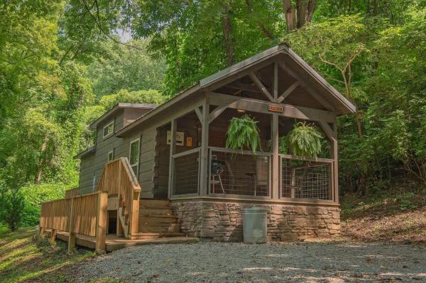 A la foto es mostra l'objecte Ernie Cabin Wauhatchie Woodlands Tiny Cabin situat a la ciutat de Chattanooga.