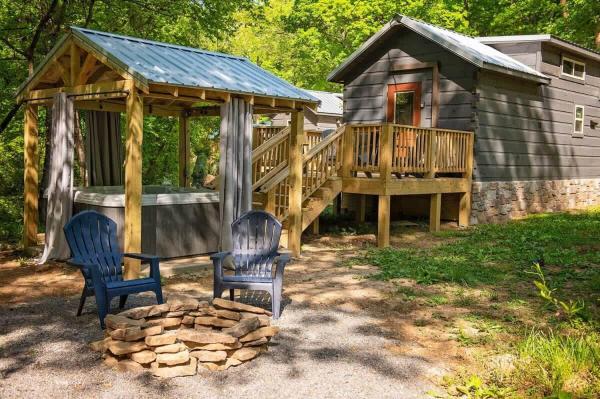 A la foto es mostra l'objecte Meg Cabin Tiny Rustic Comfort On Lookout Mtn situat a la ciutat de Chattanooga.