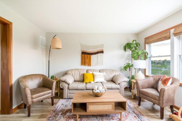 Boho Cleveland Bungalow - Sun-drenched 2br With Deck - Lodi, OH