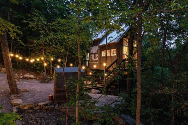 A la foto es mostra l'objecte Treetop Hideaways: Redbud Treehouse in Chattanooga situat a la ciutat de Chattanooga.