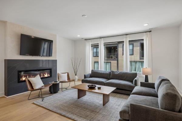 Elegant Townhome Rooftop Hot Tub & Fireplace - Brentwood, TN