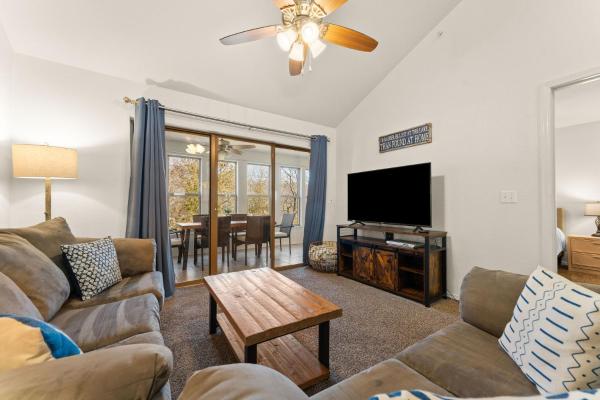 Luxury Lake Vacation At Emerald Pointe - Ridgedale, MO