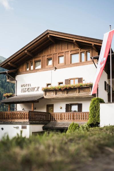 Auf dem Foto ist das Objekt Hotel Alpenhof in der Stadt Ulten zu sehen.